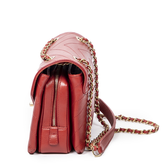Chanel Chevron Envelope Flap in Red Quilted Chevron Leather - Picture 2 of 7